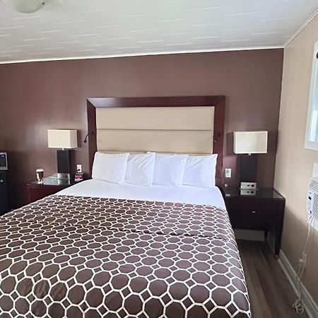 Rogers Motel Smiths Falls Exterior photo