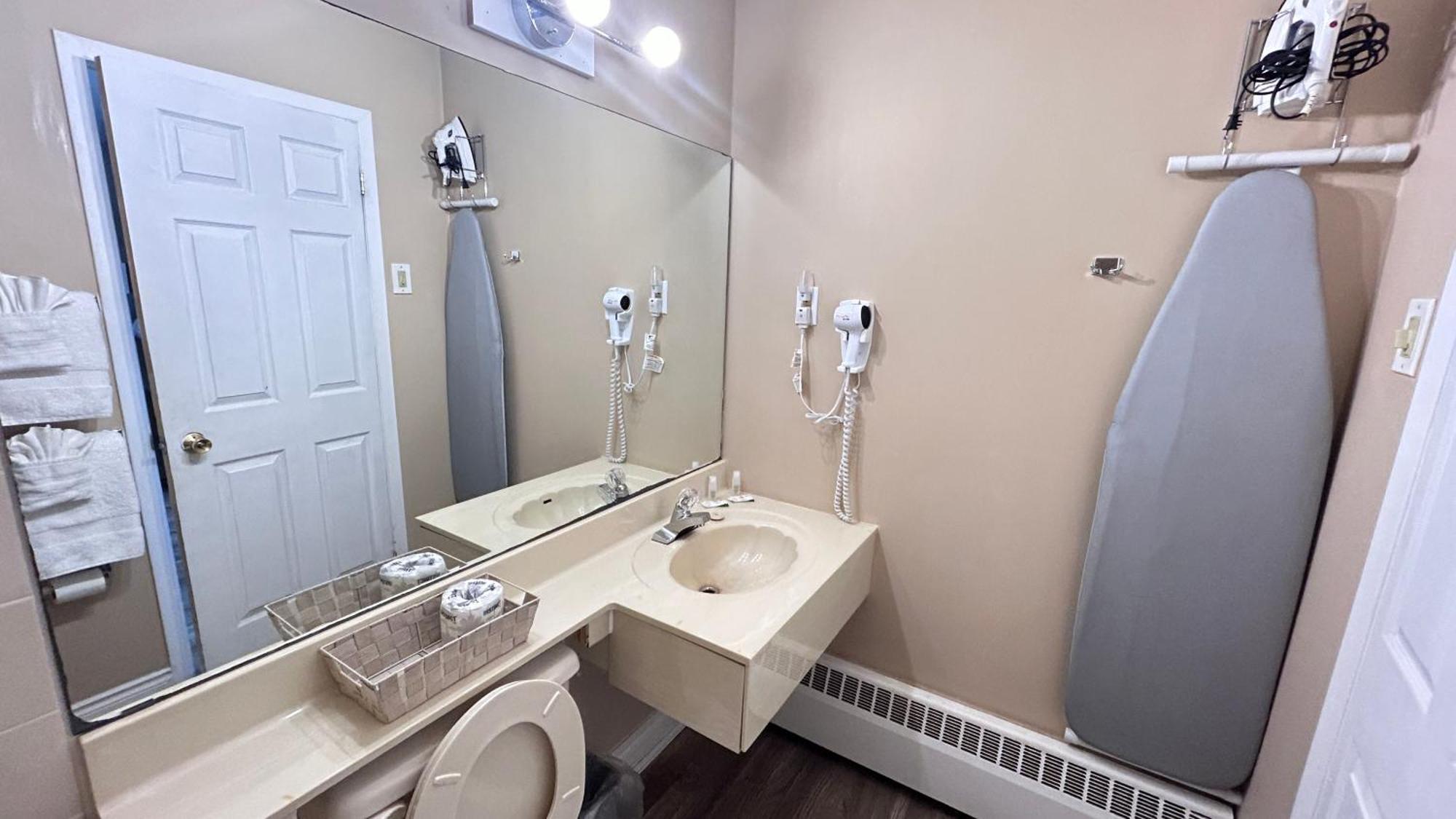 Rogers Motel Smiths Falls Exterior photo